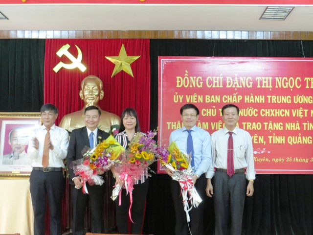 Lãnh đạo tỉnh và huyện Duy Xuyên trao tặng hoa đáp từ doanh nghiệp. Ảnh: HOÀNG LIÊN