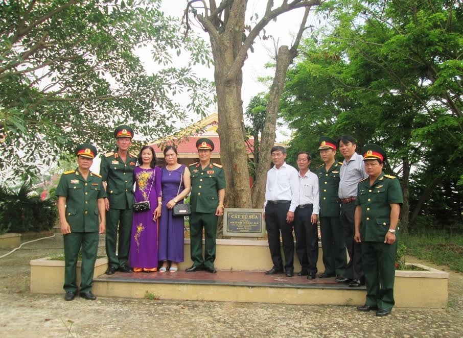 Thiếu tướng Huỳnh Ngọc Hà và Thiếu tướng Nguyễn Đình Tiến chụp ảnh lưu niệm cùng lãnh đạo huyện Duy Xuyên.  Ảnh: HOÀI NHI