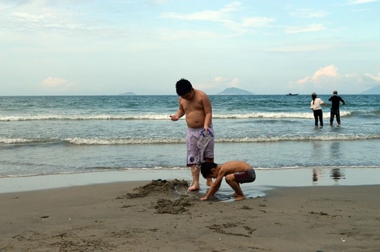 Trẻ em nô đùa trên bài biển Cửa Đại, điều tưởng như khó có vài năm trước đây