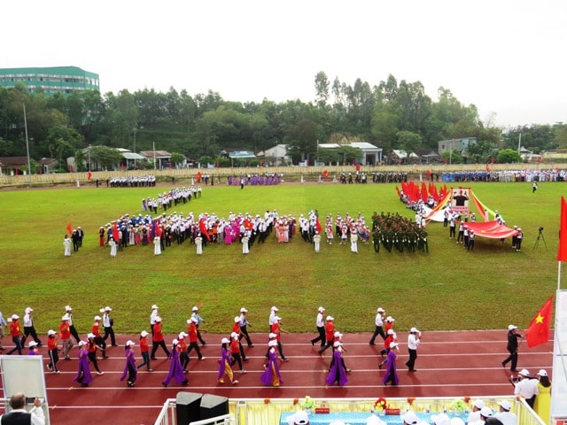 Các đơn vị diễu hành qua lễ đài. Ảnh: HOÀNG LIÊN