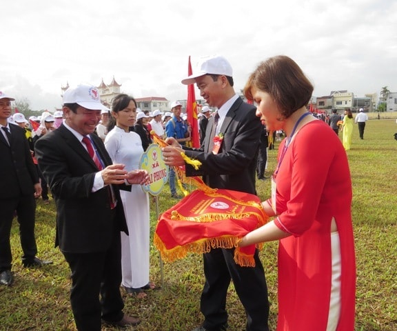 Lãnh đạo huyện trao tặng cờ lưu niệm cho các đơn vị tham gia đại hội và hội thao cấp huyện. Ảnh: HOÀNG LIÊN