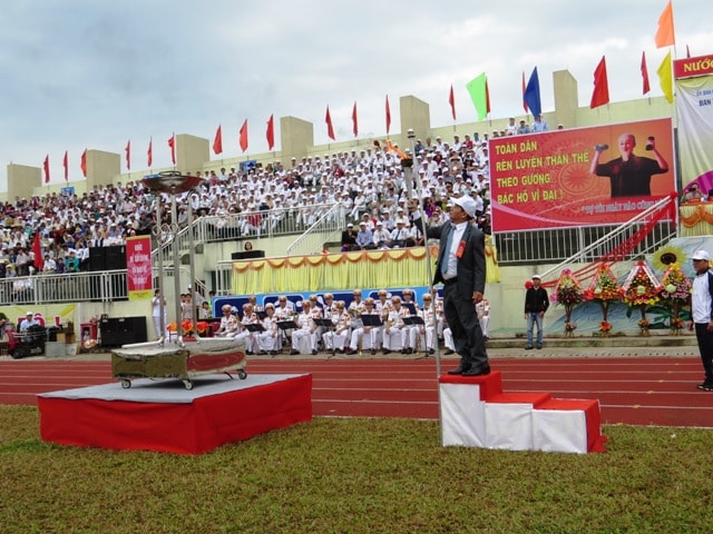 Nghi thức thắp đuốc khai mạc Đại hội TDTT và hội thao cấp huyện. Ảnh: HOÀNG LIÊN