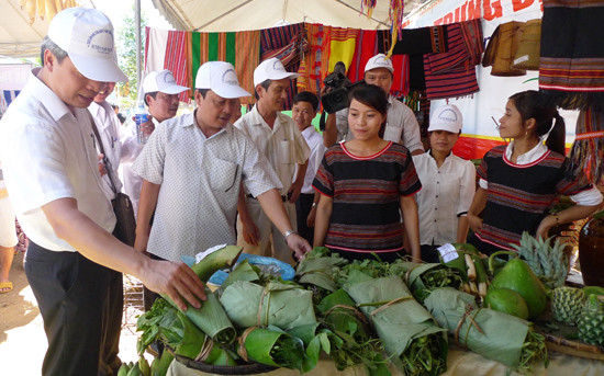 Hàng nông sản được tiêu thụ mạnh tại hội chợ. Ảnh: H.T