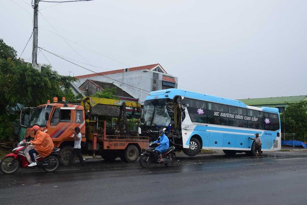 Hiện trường vụ tai nạn ở xã Quế Xuân 1 (huyện Quế Sơn). Ảnh: THANH THẮNG