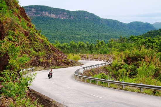 Đường Hồ Chí Minh trở thành tuyến giao thông trọng điểm kết nối các địa phương miền núi cùng phát triển kinh tế - xã hội. Ảnh:  NGUYÊN GIANG