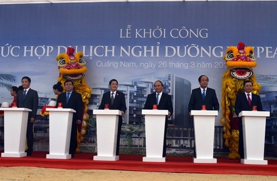 Prime Minister Nguyen Xuan Phúc (center) pressing the red button to start the project.
