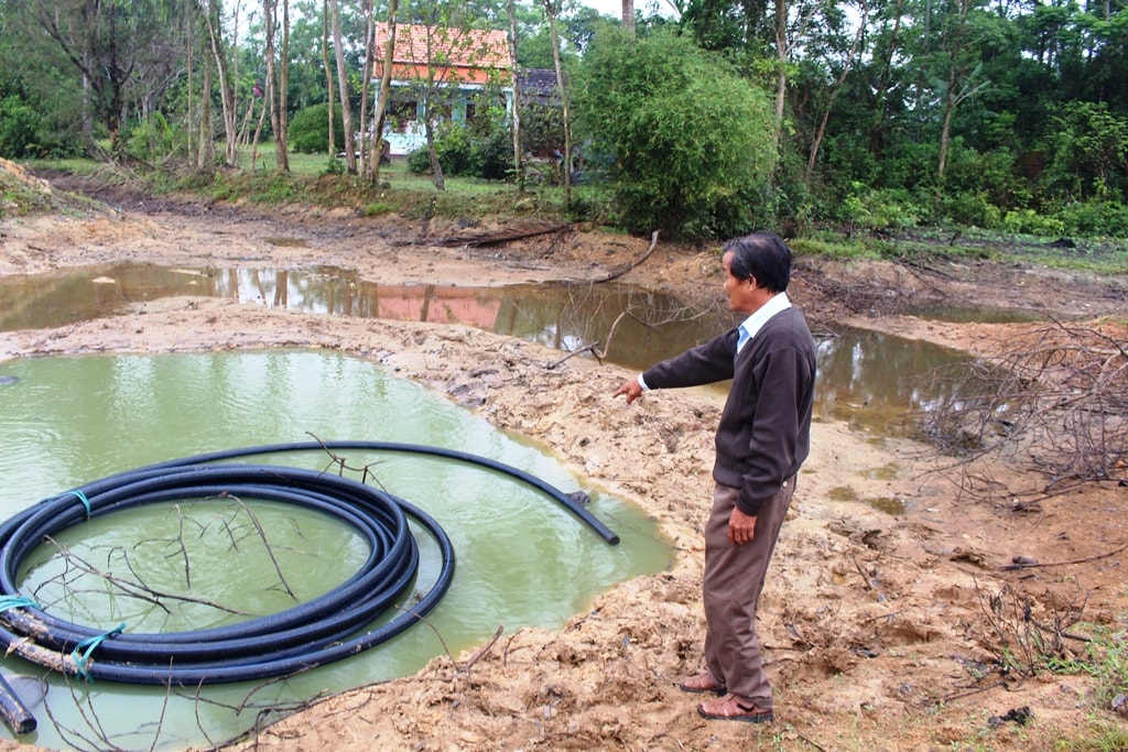 Hố nước nơi xảy ra vụ tai nạn không có rào chắn, cách nhà nạn nhân khoảng 200 mét khi xảy ra vụ tai nạn.