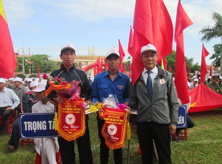 Lãnh đạo huyện tặng cờ lưu niệm và hoa cho đại diện các đơn vị tham gia. Ảnh: HOÀI NHI