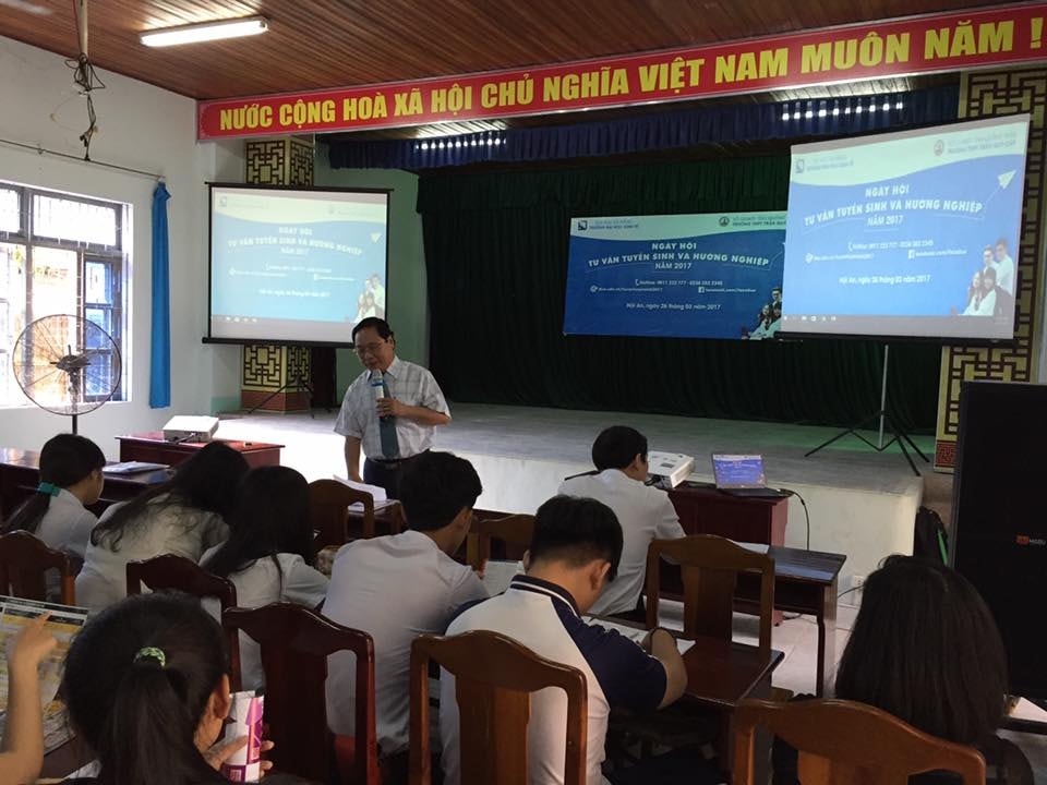 Quang cảnh buổi tư vấn tuyển sinh tại trường THPT Trần Quý Cáp. Ảnh: Q.T