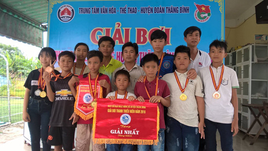 Anh Việt (áo xám trắng) cùng đoàn vận động viên tham gia giải bơi thanh thiếu niên huyện Thăng Bình năm 2016. Ảnh: Nhân vật cung cấp