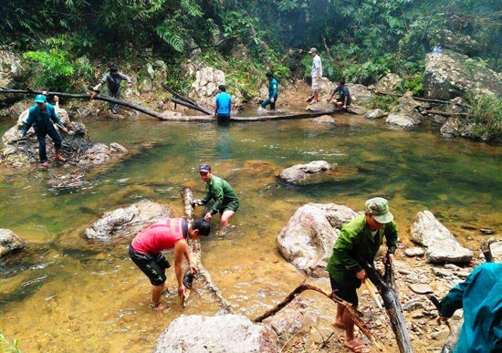 Cán bộ và nhân dân xã  A Tiêng cùng nhau phát dọn, chỉnh trang lại cảnh quan tại nguồn suối Tr’lêê. Ảnh: ALĂNG NGƯỚC