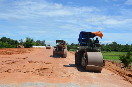 Đường cao tốc Đà Nẵng - Quảng Ngãi, đoạn từ Đà Nẵng - Tam Kỳ dự kiến tháng 6 này sẽ thông xe. Ảnh: H.PHÚC