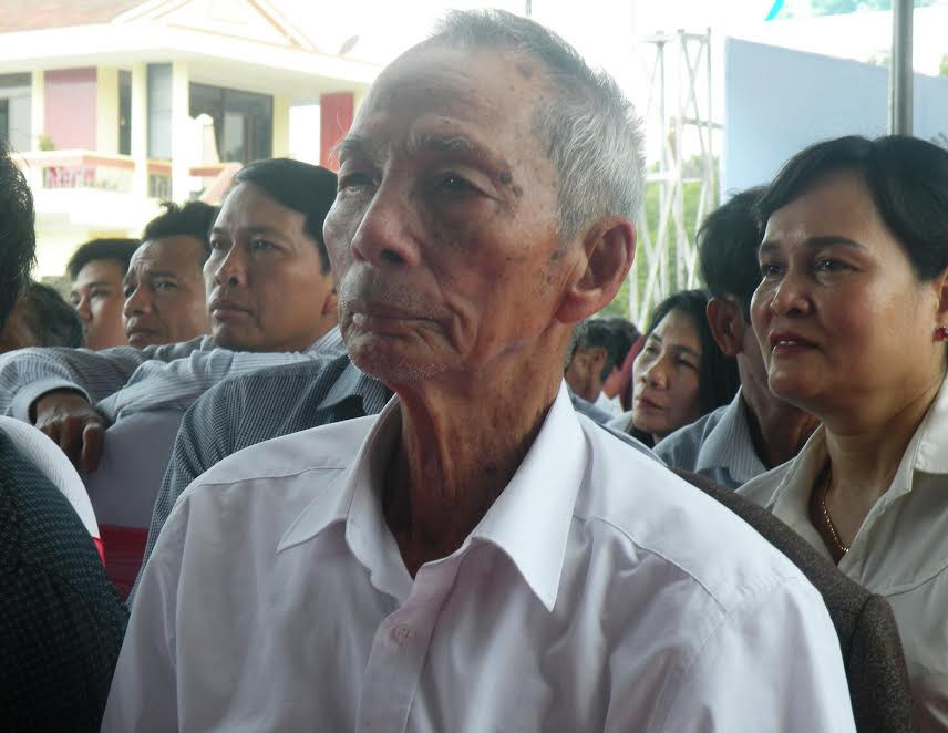 Cụ ông Trần Viết Tỵ (85 tuổi) - nguyên Phó ban B3 Đà Nẵng đã bật khóc khi xem những thước phim tài liệu. 
