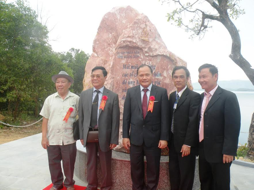 Chụp ảnh lưu niệm tại bia ghi công những người đóng góp công sức, tiền của xây dựng hệ thống thủy lợi Phú Ninh.