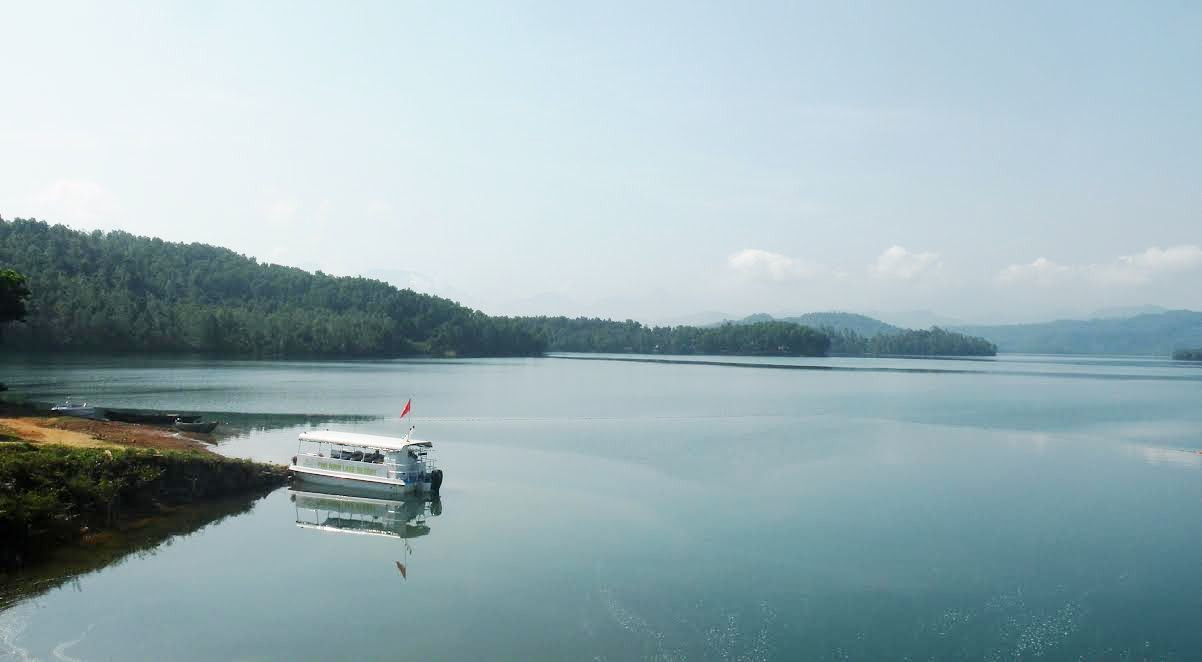 Hồ Phú Ninh nhìn từ đồi Tư Yên. Ảnh: NHÃ PHƯƠNG