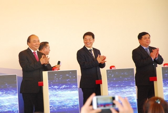 Prime Minister Nguyen Xuan Phuc, Central, local and THACO’s leaders press start buttons of the project