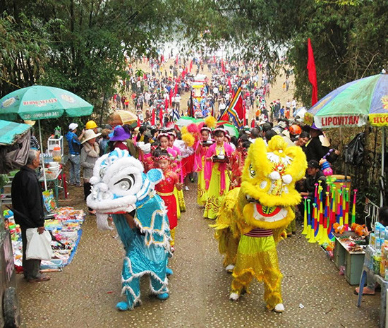 Nhân dân xã Duy Tân, Duy Xuyên, tổ chức lễ hội Bà Thu Bồn vào các ngày 8 - 9.3.2017 (nhằm ngày 11 và 12.2 năm Đinh Dậu). Ảnh: VĂN SỰ