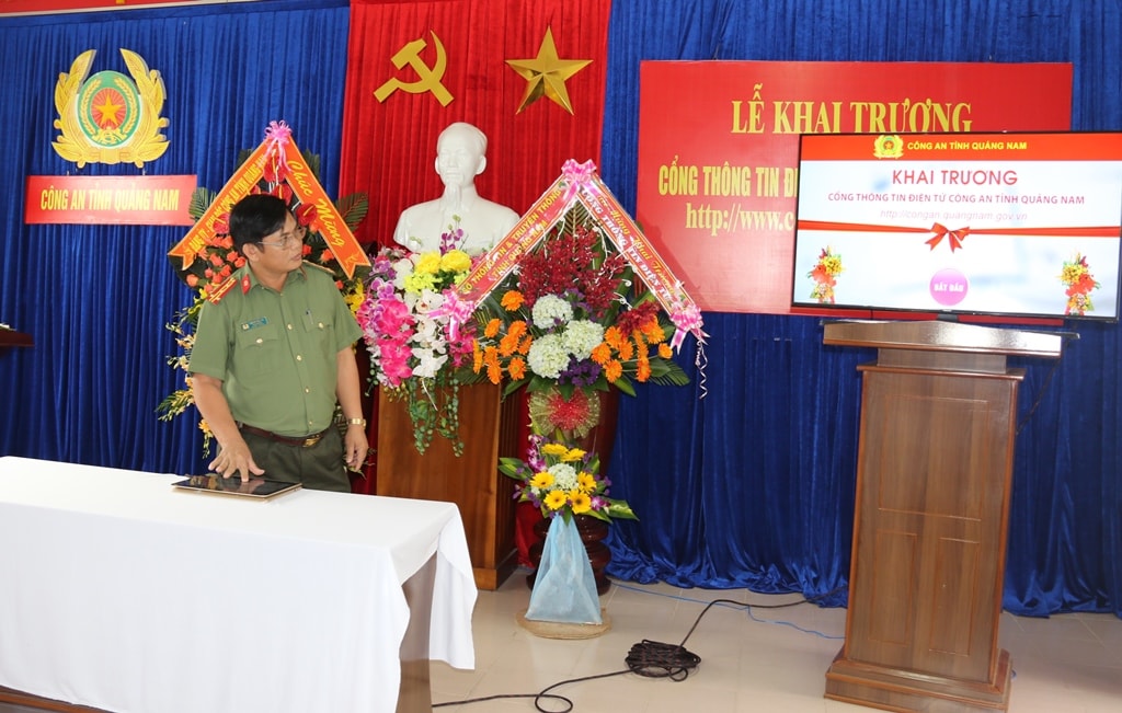 Đại tá Huỳnh Sông Thu - Phó giám đốc Công an tỉnh ấn nút khai trương Cổng thông tin điện tử Công an tỉnh. Ảnh: T.C