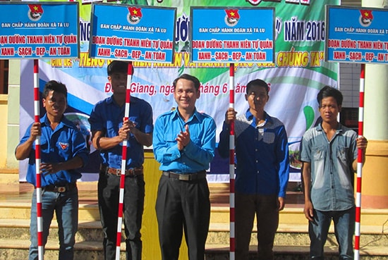 Anh Đỗ Hữu Tùng (giữa) tại lễ phát động chương trình thanh niên ở địa phương. Ảnh: Đ.N