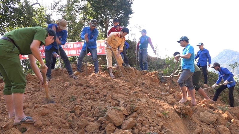 Thành viên của đội là các cán bộ, công chức, viên chức thuộc các cơ quan, đơn vị huyện Nam Trà My. Ảnh: Đ. ĐẠO