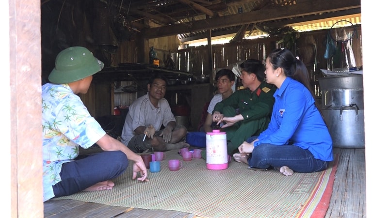 Đội xung kích giảm nghèo đến từng nhà tuyên truyền và vận động người dân tự vươn lên thoát nghèo. Ảnh: Đ. ĐẠO