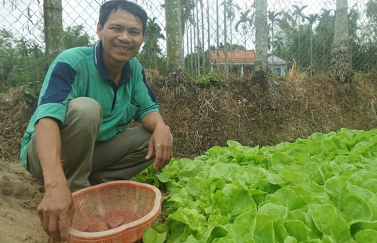 Nhờ sự giúp đỡ của các nhà hảo tâm, sau 3 năm anh Nguyễn Văn Thành đã nhìn thấy ánh sáng. Ảnh: NHƯ TRANG