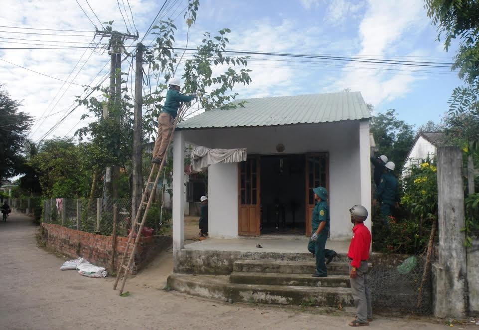 Lực lượng thanh niên xung kích giúp hộ bà Đoàn Thị Hồng Thơ (tổ 3, thôn Phú Nguyên) chằng chống nhà cửa.