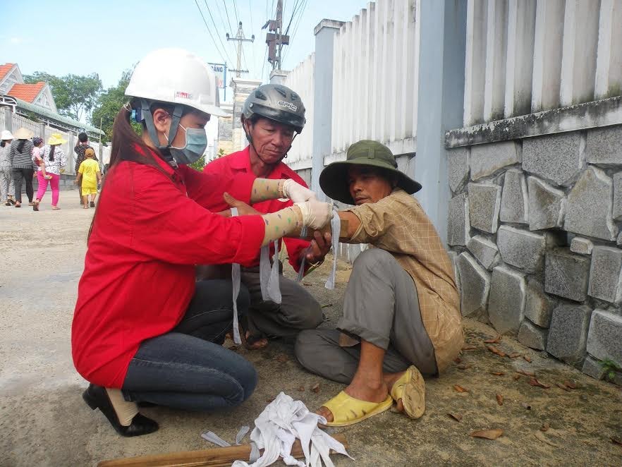 Sơ cứu những người bị thương trong quá trình di dời dân. - Ảnh 14: Khiêng nạn nhân bị thương đi cấp cứu.