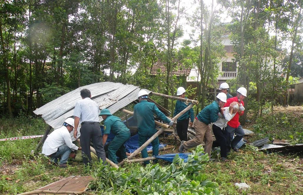 Lực lượng xung kích giải cứu những nạn nhân trong căn nhà bị sập.