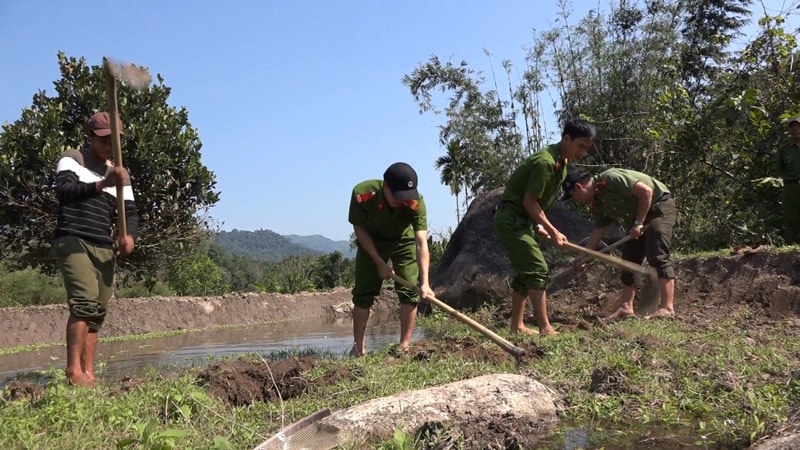 Nhiều hộ dân đã tự thoát nghèo nhờ vào sự giúp đỡ của Đội tình nguyện giúp dân thoát nghèo Công an huyện Nam Trà My. Ảnh: Đ. ĐẠO