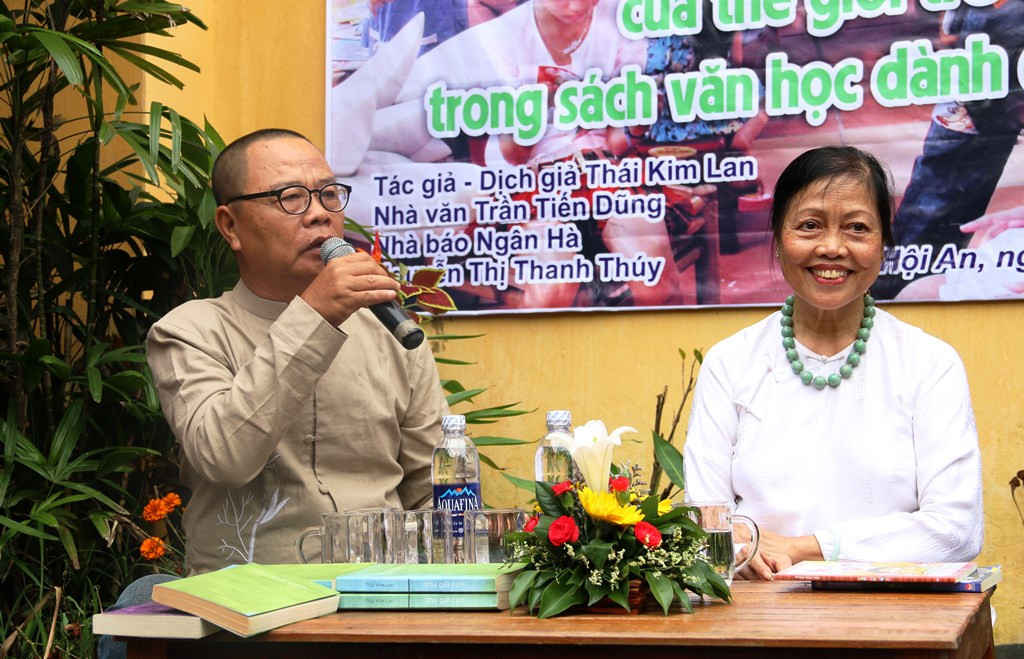 Nhà văn Trần Viết Dũng (cầm micro) và nhà văn - dịch giả Thái Kim Lan tại buổi nói chuyện. Ảnh: XUÂN THỌ