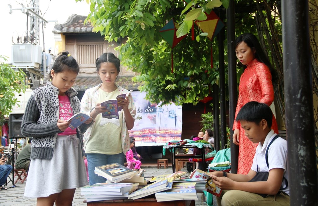 Tại những kệ sách trưng bày của buổi nói chuyện, các độc giả nhí tìm đọc những cuốn sách viết cho lứa tuổi của mình. Ảnh: XUÂN THỌ