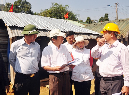 Thường trực HĐND tỉnh khảo sát thực tế tình hình bố trí, sắp xếp dân cư tại khu tái định cư thôn 4A, xã Phước Thành, Phước Sơn.  Ảnh: NG.ĐOAN 