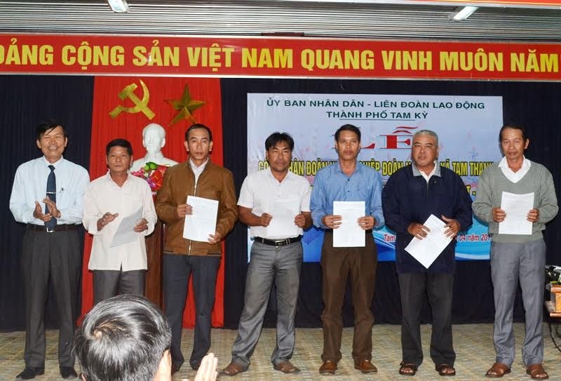 Trao quyết định cho Ban Chấp hành Nghiệp đoàn