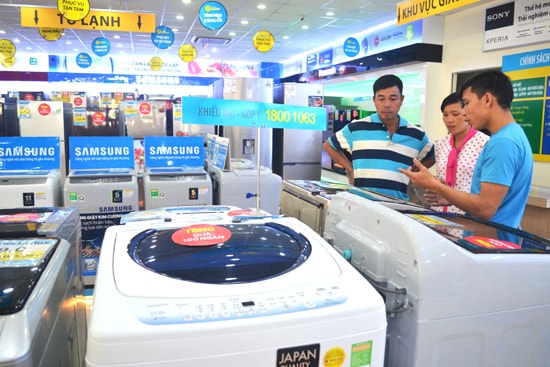 Kinh doanh các mặt hàng điện máy, điện lạnh tại cửa hàng Điện máy xanh ở ngã tư Phan Bội Châu - Nguyễn Du (TP.Tam Kỳ).