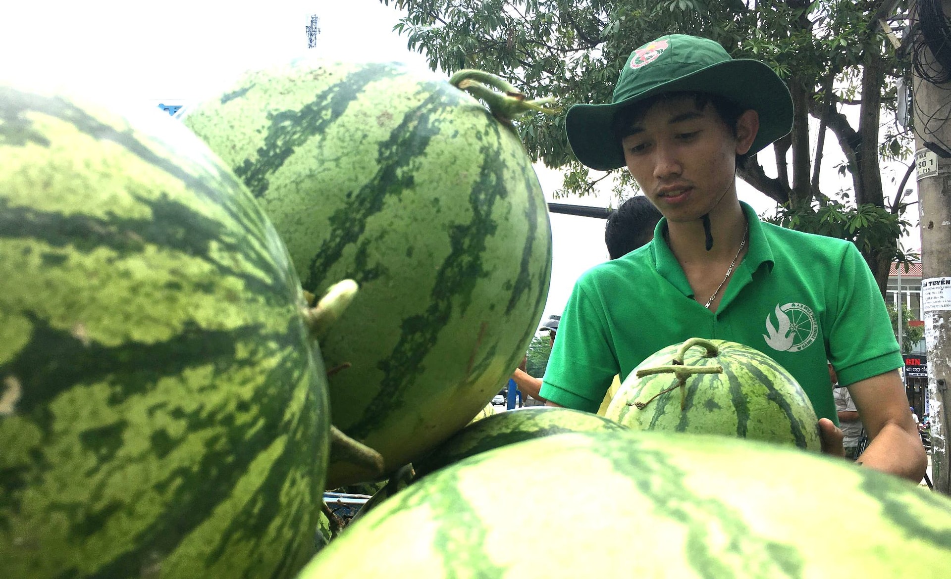 Hình ảnh màu áo tình nguyện tạo thiện cảm cho người dân. Ảnh: PHAN VINH