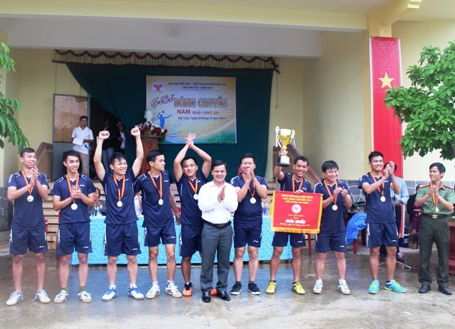 Ban tổ chức trao giải nhất và cúp vô địch cho đơn vị Công an huyện Đại Lộc. Ảnh: TR.NHAN