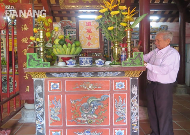 Các vị cao niên làng Thạc Gián trang trí, sửa soạn bàn thờ tổ tiên cho Lễ hội đình làng vào ngày mùng 10 tháng 3 âm lịch.
