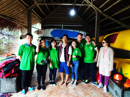 James Joseph Kendall cùng các thành viên trong câu lạc bộ Keep Hanoi Clean và sinh viên trường Đại học Duy Tân đến nhặc rác.