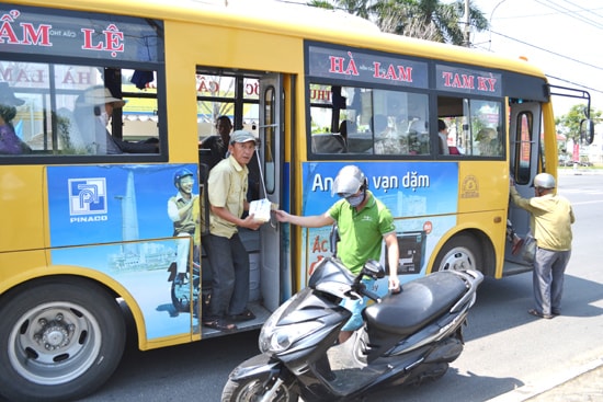 Xe buýt Tam Kỳ - Đà Nẵng phục vụ đông đảo nhân dân và cán bộ đi lại. Ảnh: C.T