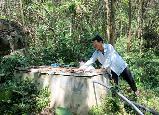 Bể lọc có dung tích 2 mét khối, chứa nước đưa về làng. Ảnh: ĐÔNG DƯƠNG