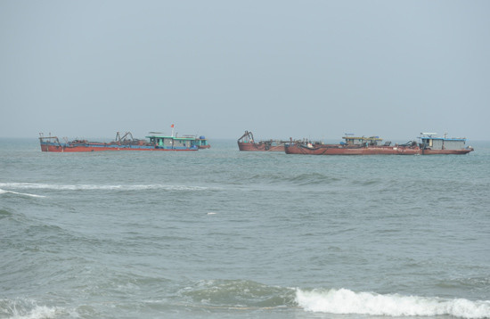 Cơ quan điều tra xác minh các tàu đã chở 4.300m3 cát hút ở Cửa Đại chở ra Đà Nẵng. Ảnh M.Hải