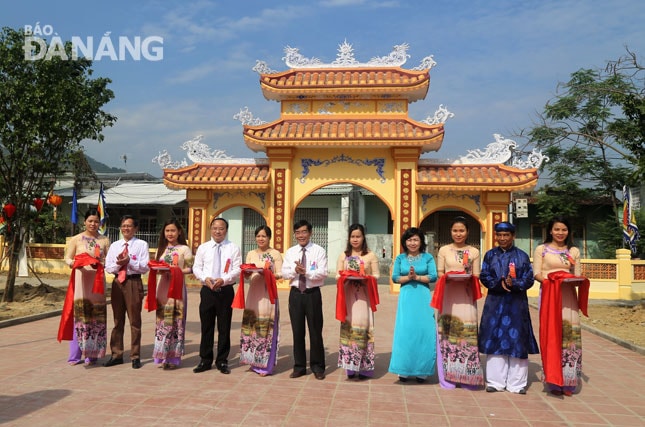 Cắt băng khánh thành Tam quan đình Hòa An