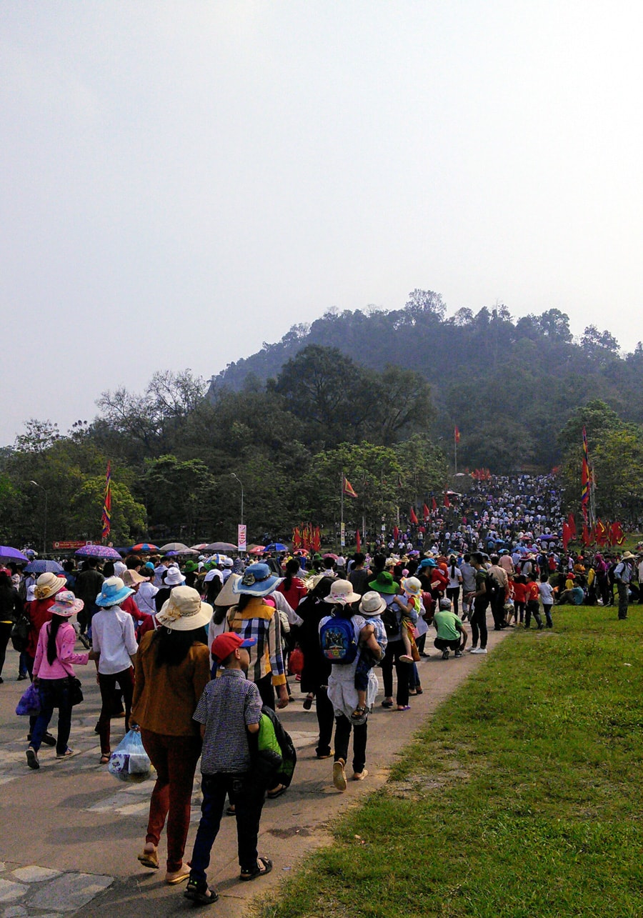 Trong thời gian diễn ra quốc giỗ 2017, dòng người hướng về phía núi Hy Cương oai thiêng dường như bất tận. ảnh: P.C.A