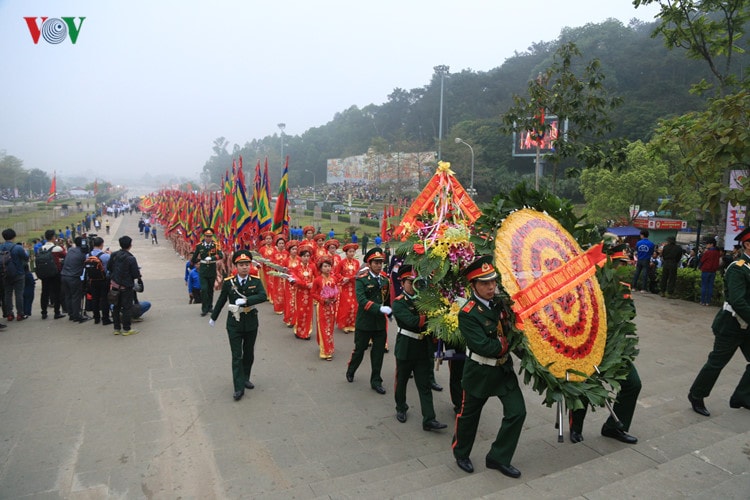 Sáng nay 6.4 (mùng 10.3 âm lịch), lễ dâng hương tưởng nhớ tri ân công đức các vị Vua Hùng đã được diễn ra trang nghiêm tại khu di tích đền Hùng.