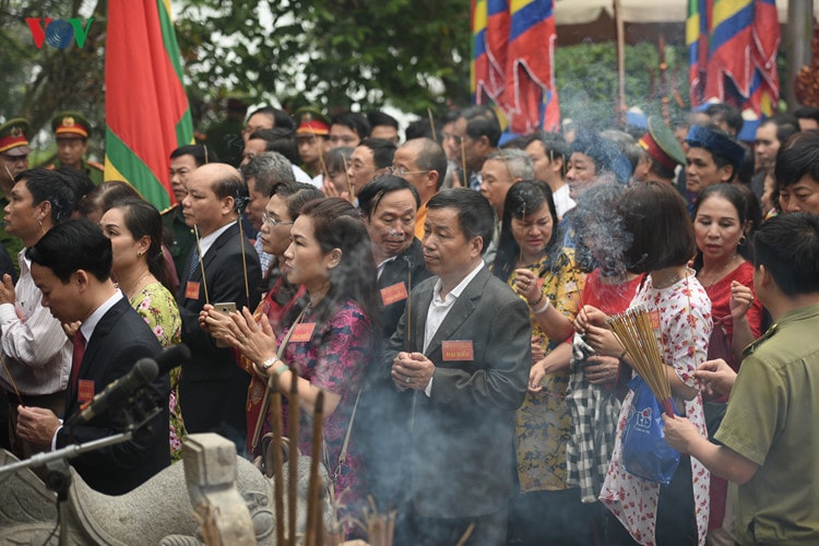 Lãnh đạo địa phương và các đại biểu vào dâng hương.