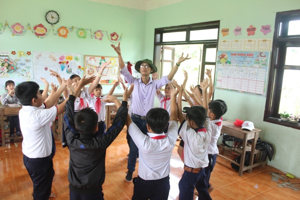 Tập huấn các bài múa hát tập thể cho các em học sinh trường TH Quế Trung Ảnh: M.L