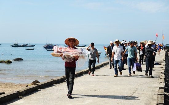 Hiệp Hội yến sào toàn quốc cùng lễ vật tề tựu về lăng tế tổ nghề yến. 