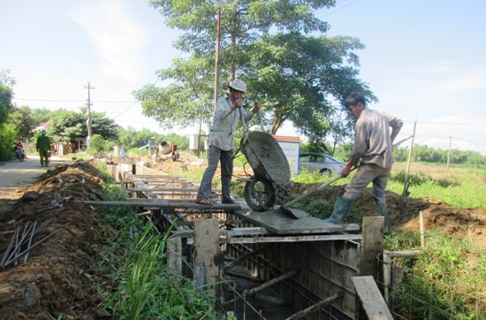 Duy Sơn hiện còn nợ đơn vị thi công hơn 220 triệu đồng xây dựng tuyến đường chính qua trung tâm xã. Ảnh: HOÀI NHI