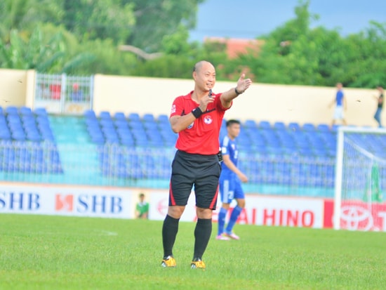 Trọng tài chính Hoàng Anh Tuấn công nhận bàn thắng gây tranh cãi trong trận Quảng Nam thua 0-1 trên sân Hoàng Anh Gia Lai.Ảnh: AN NHI